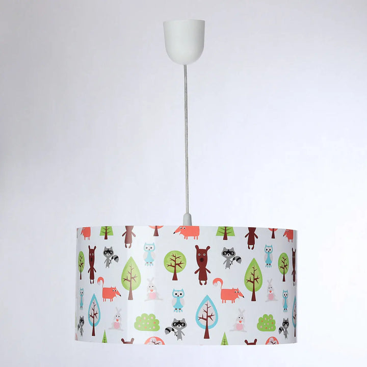 Suspension luminaire enfant avec abat-jour cylindrique blanc décor animaux de forêt pastel pour chambre d’enfant