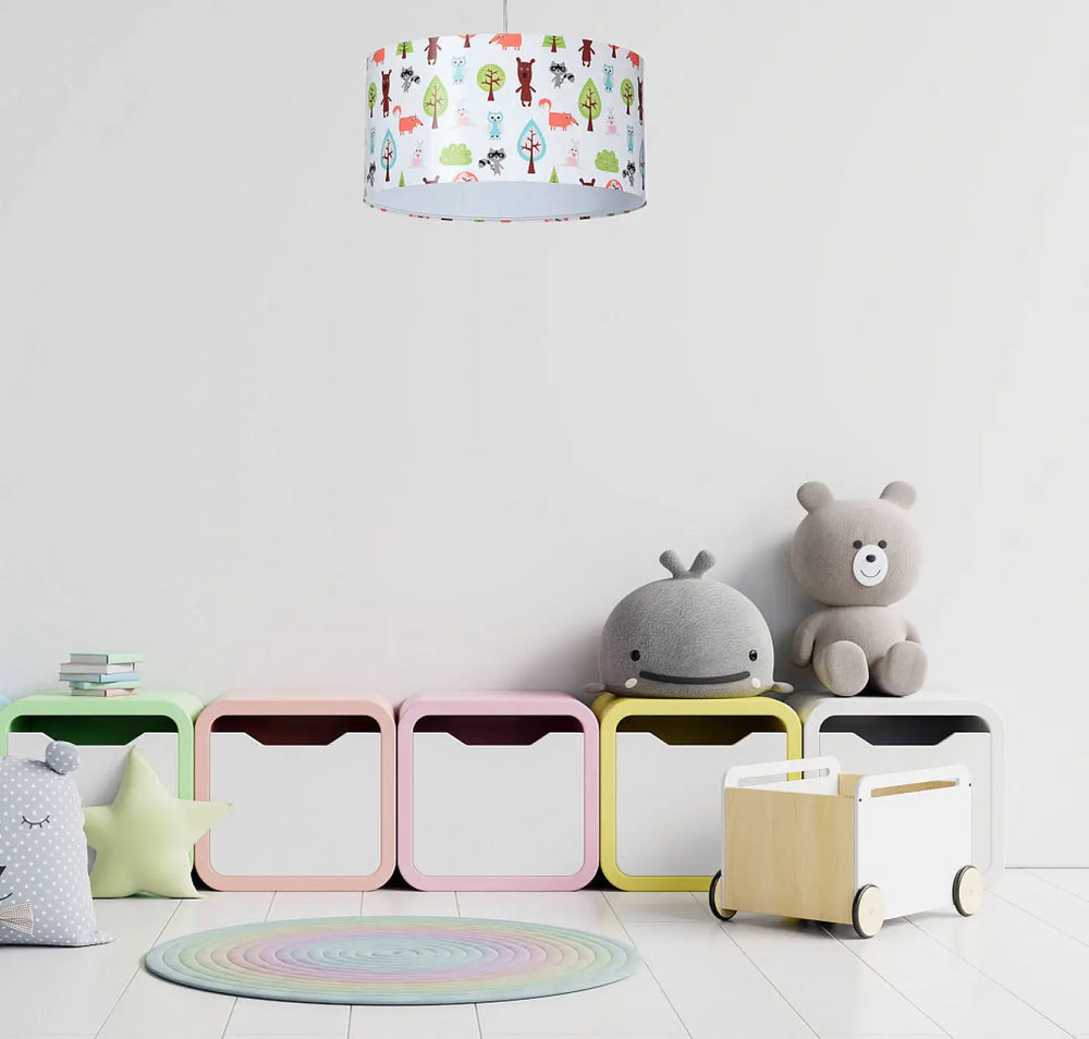 Suspension luminaire cylindrique colorée avec motif ludique d’animaux cartoon et arbres pour luminaire enfant