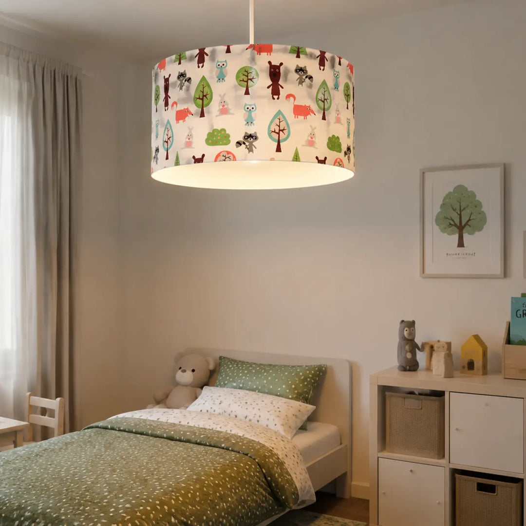 Suspension luminaire cylindrique en tissu blanc avec motif animaux de la forêt pour luminaire enfant au-dessus d’un lit d’enfant