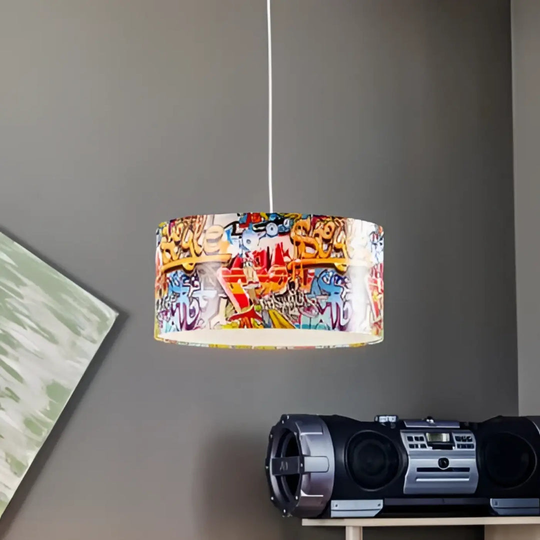Suspension luminaire enfant cylindrique vibrant avec design graffiti coloré rouge bleu jaune en tissu imprimé