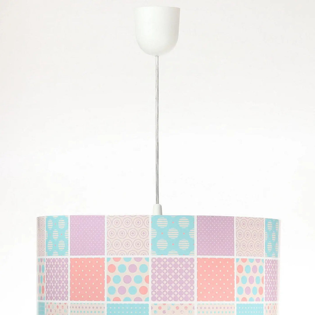 Suspension luminaire enfant pastel multicolore avec abat-jour patchwork pastel tige métallique fine et fixation plafond blanche