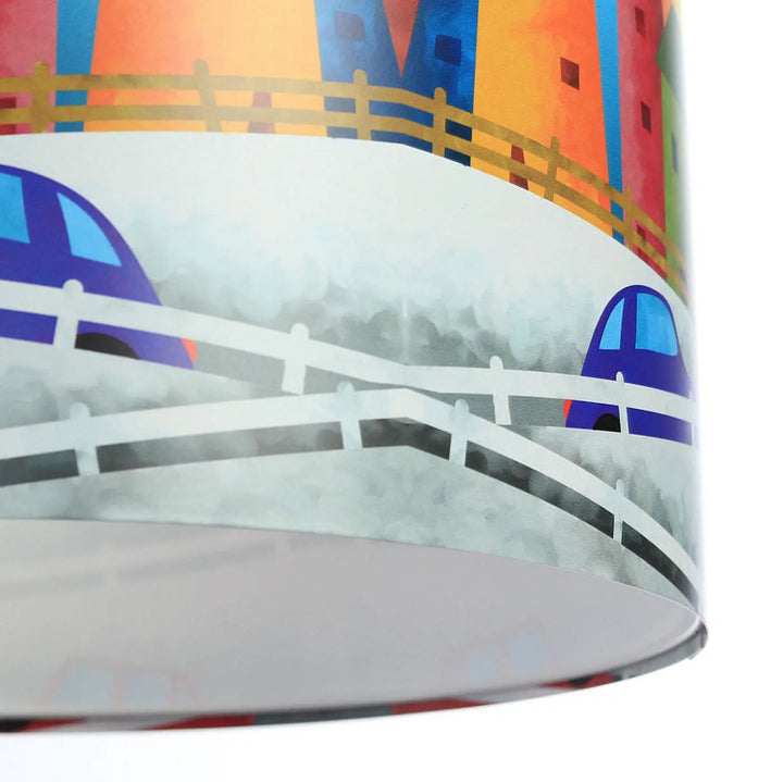 Suspension luminaire enfant foto kids multicolore avec abat-jour cylindrique illustré de voitures bleues et bâtiments orange