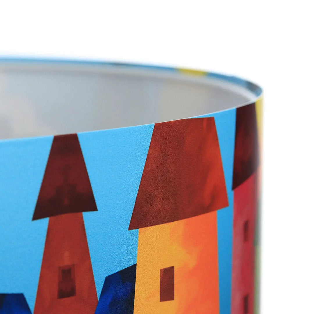 Suspension luminaire enfant cylindrique avec illustration colorée de maisons aux toits rouges sur ciel bleu vif