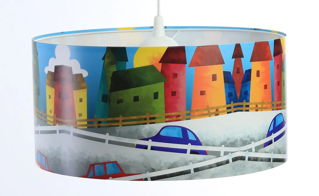 Suspension luminaire enfant cylindrique multicolore avec illustration cartoon de maisons voitures et routes pour chambre kids