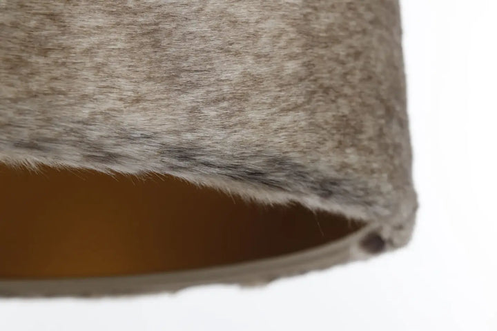 Suspension luminaire bear light avec abat-jour en fausse fourrure beige à surface douce et bord naturel visible