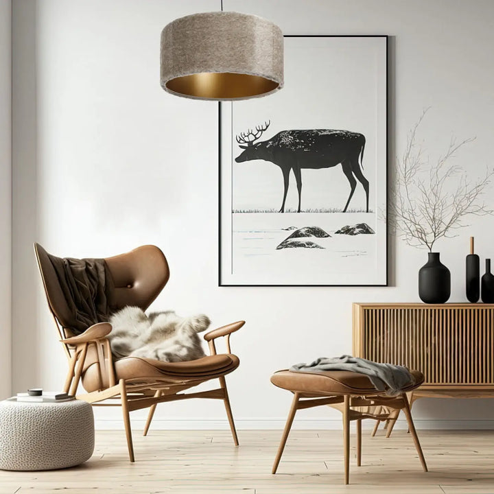 Fauteuil en cuir marron avec cadre en bois et fausse fourrure beige drapée sur le siège suspension luminaire bear light