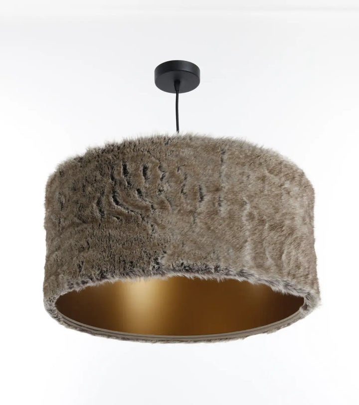 Suspension luminaire bear light en fausse fourrure beige marron avec intérieur doré et extérieur texturé grisâtre