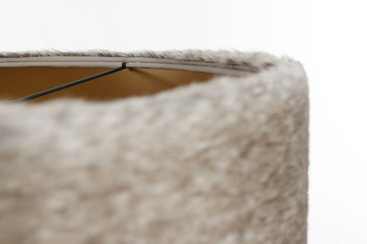 Suspension luminaire bear light en tissu beige texturé avec tige de support métallique interne et fausse fourrure beige