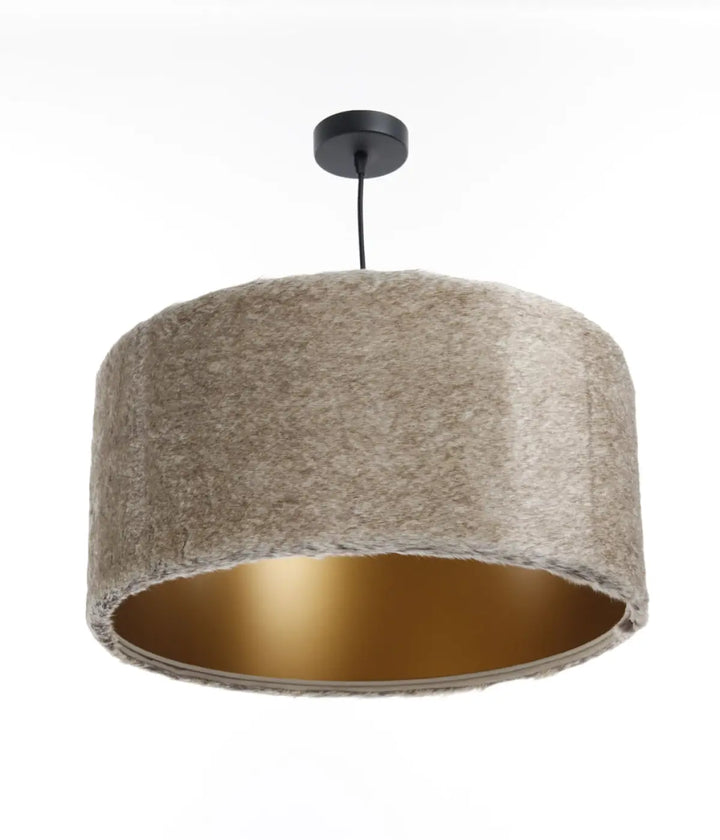 Suspension luminaire bear light en fausse fourrure beige avec intérieur doré et fixation plafond noire