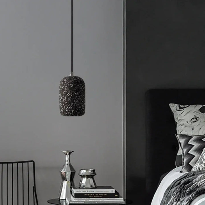 Suspension luminaire fine ovale pour éclairer une tête de lit moderne

