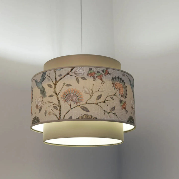 Suspension luminaire doblo beige avec abat-jour cylindrique fleurie beige orné de motifs botaniques et oiseaux