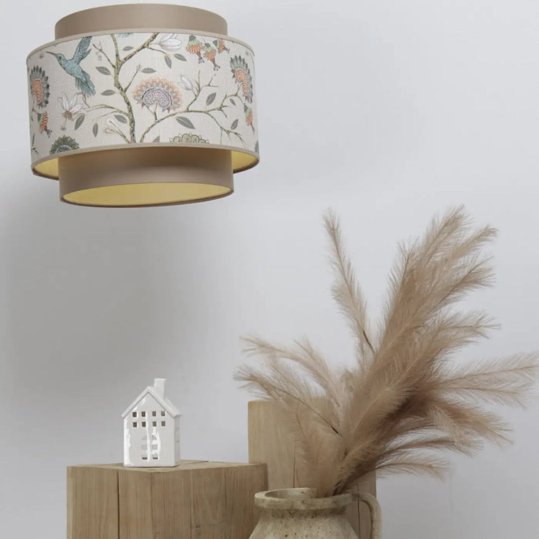 Suspension luminaire doblo fleurie beige avec abat-jour cylindrique à imprimé botanique délicat et bordure dorée