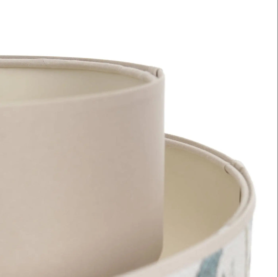 Suspension luminaire doblo avec abat-jour cylindrique beige fleurie à finition mate douce et couture subtile au bord