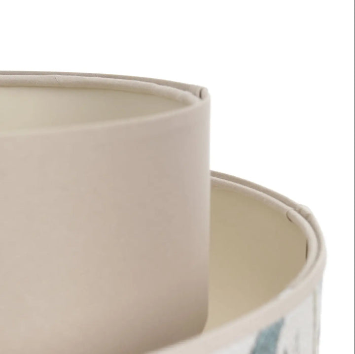 Suspension luminaire doblo avec abat-jour cylindrique beige fleurie à finition mate douce et couture subtile au bord