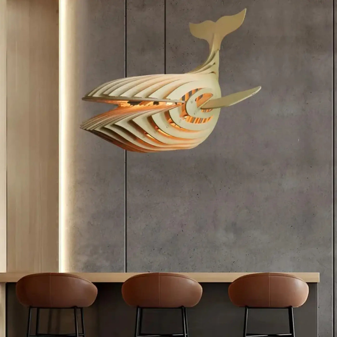 Suspension luminaire en forme de baleine en bois naturel