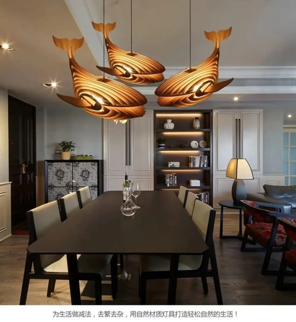 Suspension luminaire en forme de baleine en bois naturel