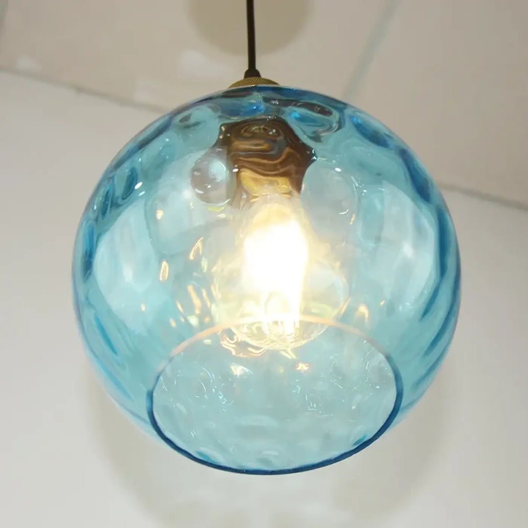 Suspension luminaire glassio en verre bleu translucide texturé avec finition en laiton pour une ambiance chaleureuse