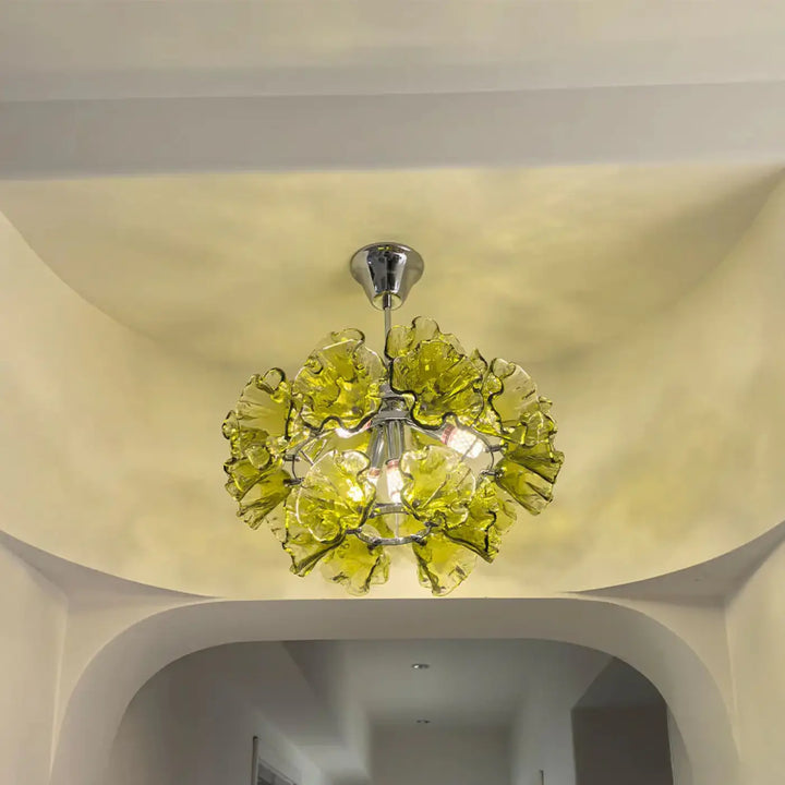 Suspension luminaire murano en verre jaune vibrant avec abat-jours ondulés en forme de pétales et support chrome poli, élément décoratif pour une ambiance douce