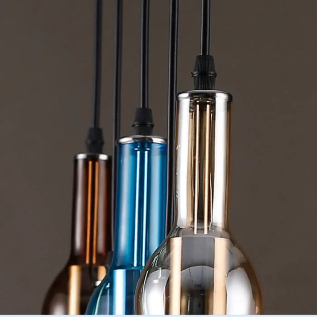 Suspension luminaire aria avec bouteilles colorées en verre moderne et accents métalliques élégants suspendus par cordons noirs