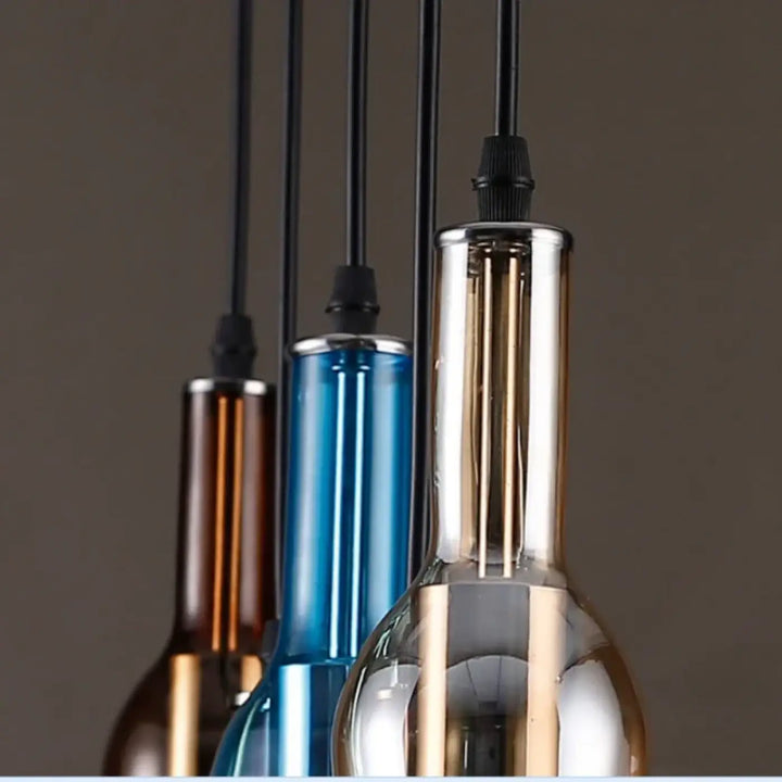 Suspension luminaire aria avec bouteilles colorées en verre moderne et accents métalliques élégants suspendus par cordons noirs