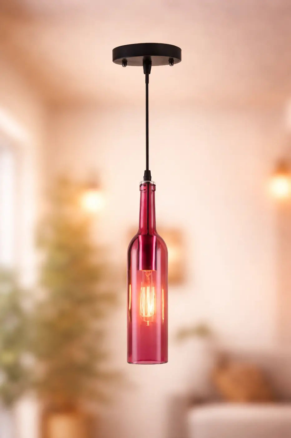 Suspension luminaire bouteille colorée en verre rouge translucide avec fixation et cordon métal noir au plafond