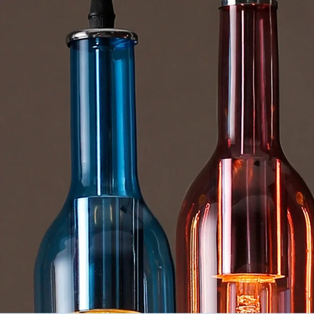 Suspension luminaire aria avec bouteilles colorées en verre bleu et ambre et bouchons métalliques