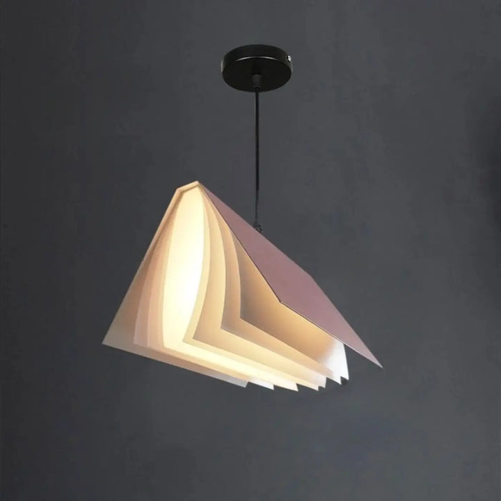 Suspension luminaire boky en forme de livre ouvert transforme avec pages superposées crème et rose fixé par une monture noire