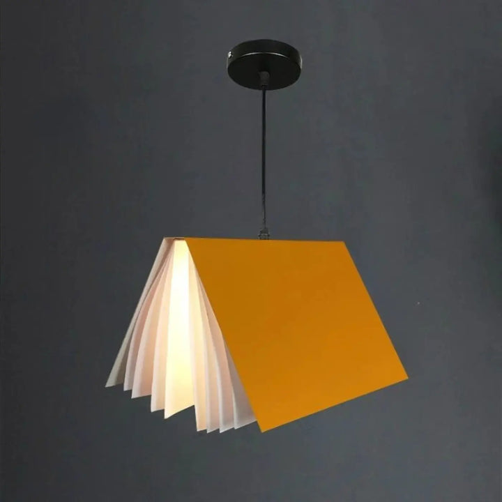 Suspension luminaire boky en forme de livre ouvert jaune vibrant avec pages blanches lumineuses transformant l espace