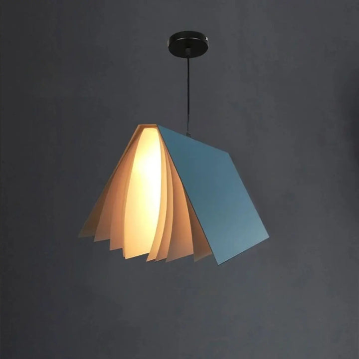 Suspension luminaire boky en forme de livre ouvert transformé avec pages intérieures chaleureuses et couverture bleue froide