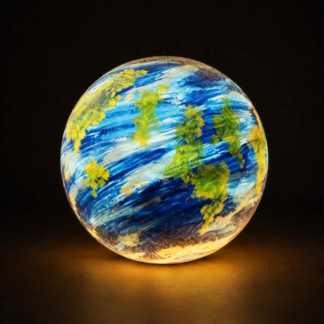 Suspension luminaire cosimo avec globe terre sphérique lumineux aux océans bleus vibrants pour un éclairage doux invite à l’évasion