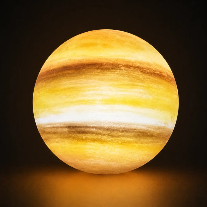 Suspension luminaire cosimo en forme de jupiter avec éclairage doux jaune et brun invite à l’évasion