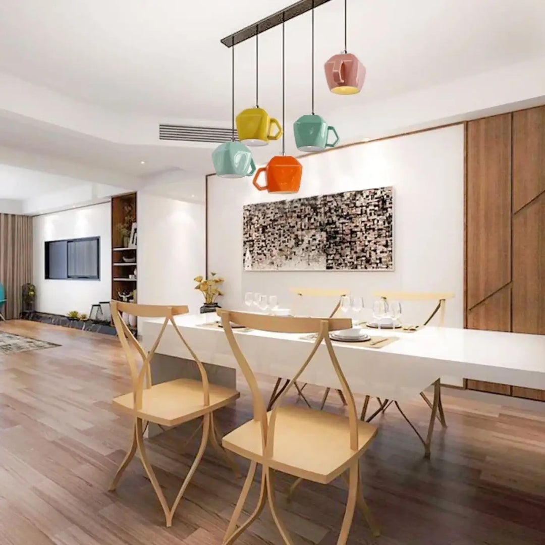Suspension luminaire tasse rétro en céramique colorée suspendue au plafond dans une salle à manger moderne