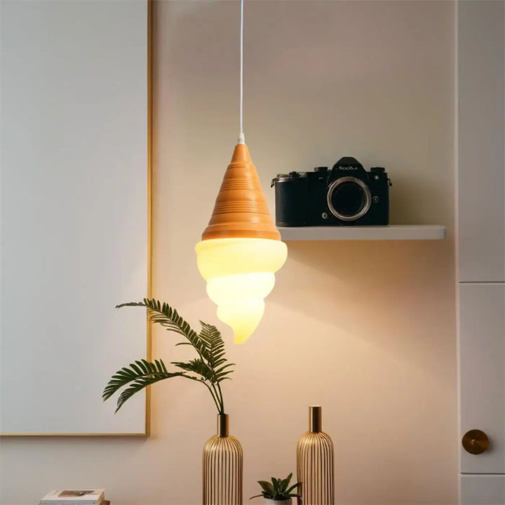 Suspension luminaire gelato en bois chaud et verre dépoli aux couleurs pastel en forme de glace italienne