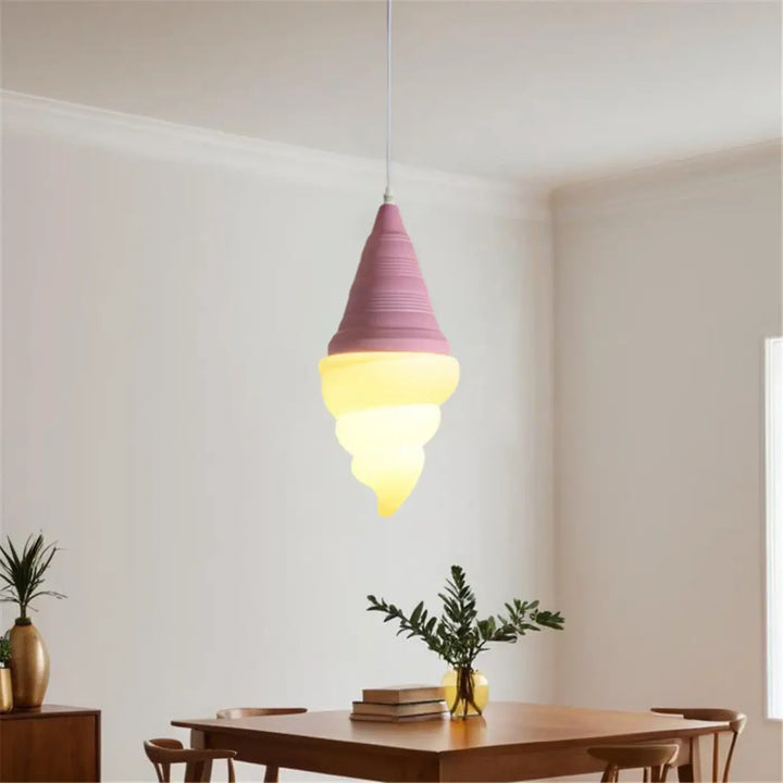 Suspension luminaire gelato en forme de glace italienne aux couleurs pastel rose et jaune avec design texturé en couches