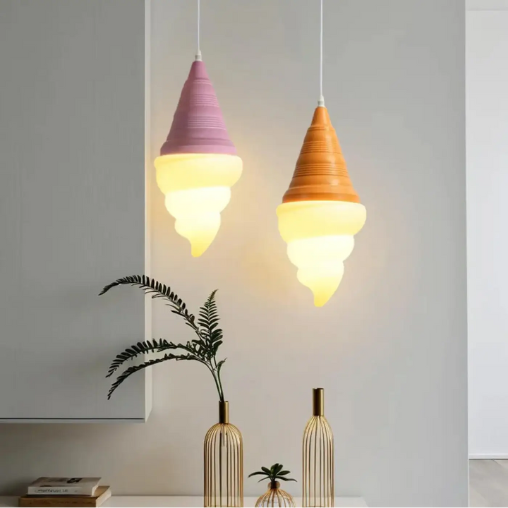 Suspension luminaire gelato en forme de cône pastel avec design spirale aux couleurs pastel et éclairage chaud