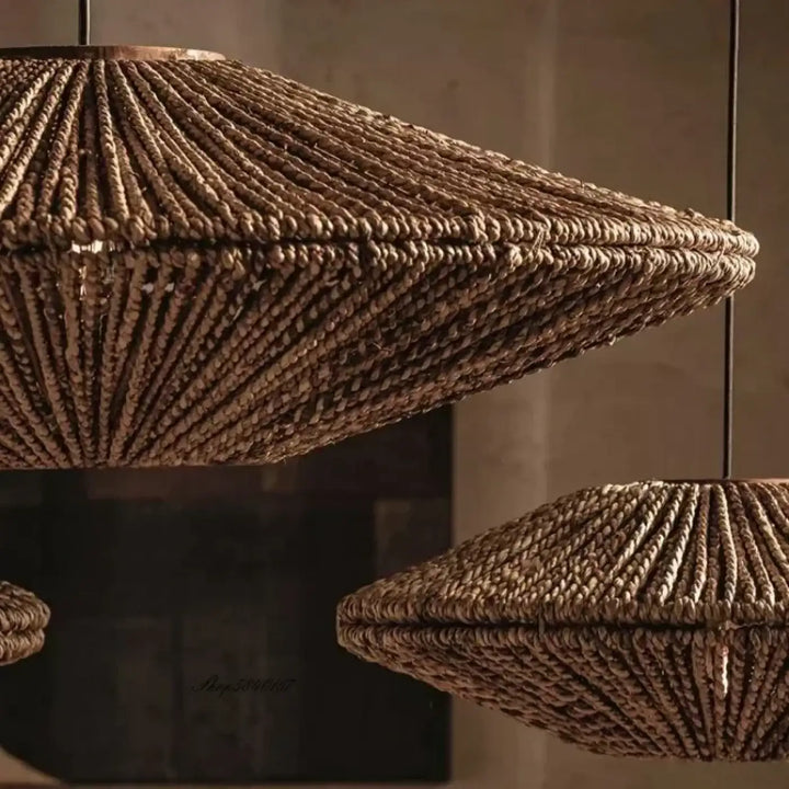 Suspension luminaire bruni en fibre naturelle avec design conique tressé style organique tons marron terreux