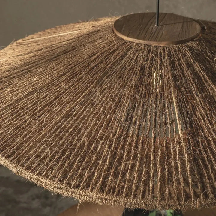 Suspension luminaire bruni en osier tressé style avec abat-jour texturé marron et base circulaire en bois rustique