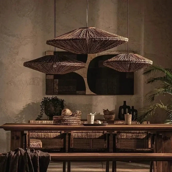 Suspension luminaire bruni avec trois luminaires en osier tressé style organique de couleur brun naturel