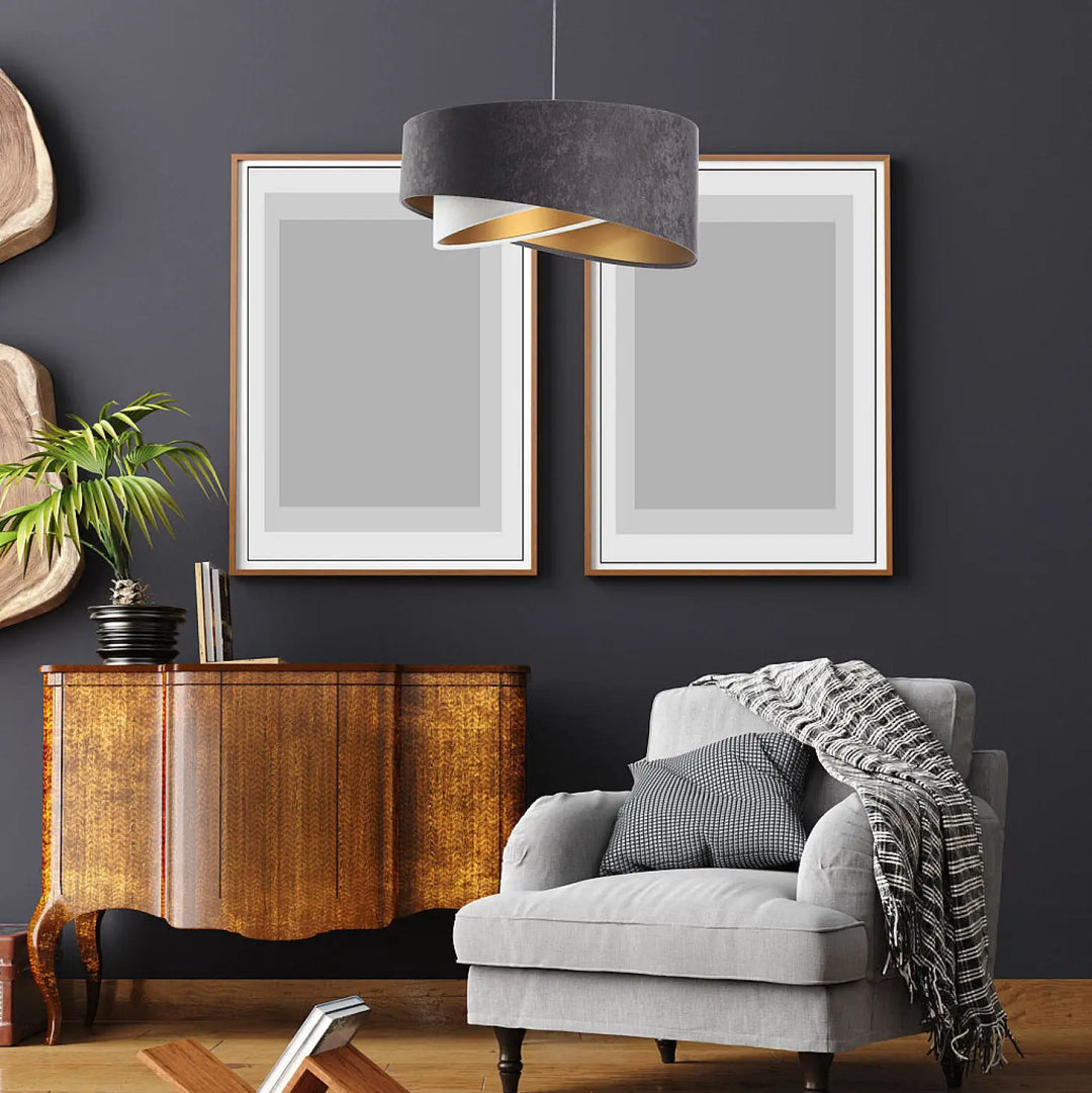Fauteuil gris en velours style chic avec plaid noir et blanc drapé sous une suspension luminaire graphite galaxy auric