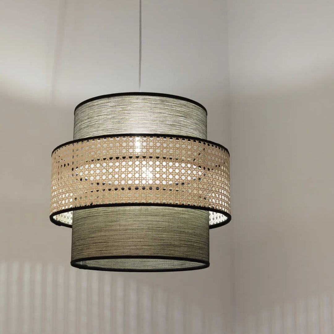 Suspension luminaire doblo rotin beige gris avec abat-jours concentriques en rotin naturel tressé et bord noir