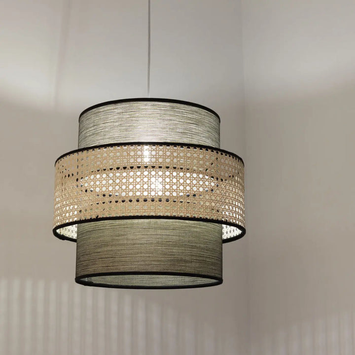 Suspension luminaire doblo rotin beige gris avec abat-jours concentriques en rotin naturel tressé et bord noir