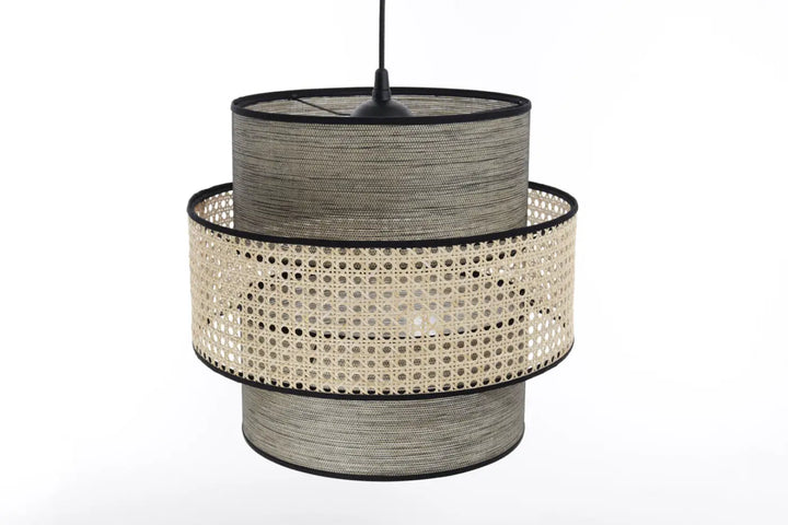 Suspension luminaire doblo rotin beige gris avec trois abat-jours cylindriques en fibre naturelle tressée et bord noir pour plafond