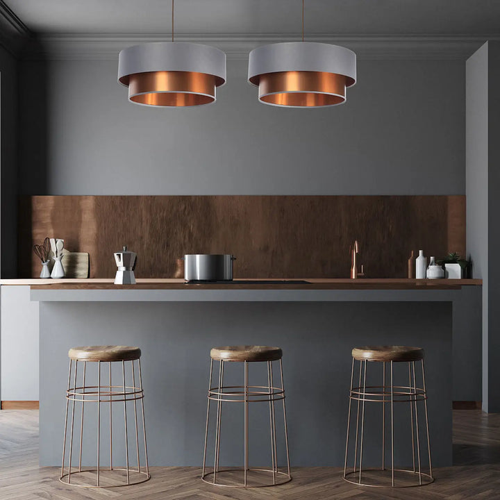 Two suspension luminaire gris with a cuivré design moderne pendant lights hang above the kitchen counter