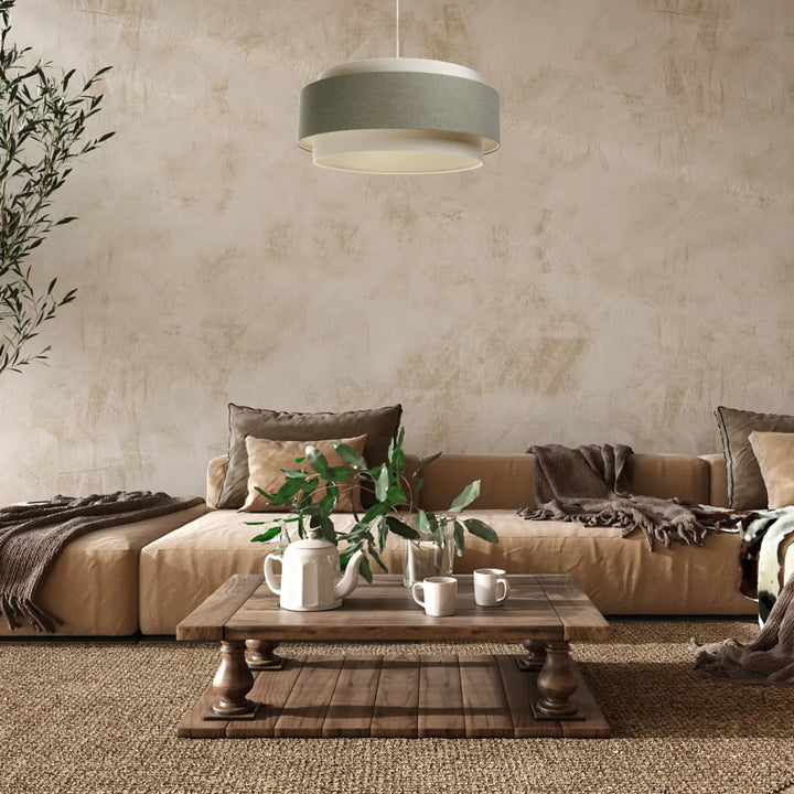 Suspension luminaire doblo boho elegant avec abat-jour gris vert en tissu et anneau blanc crème suspendue au-dessus de la table basse