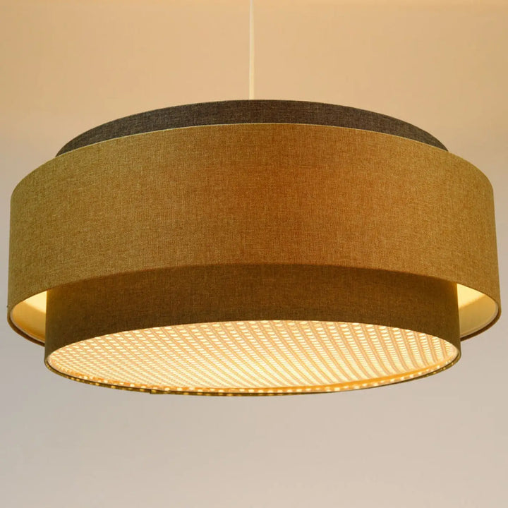 Suspension luminaire doblo boho elegant avec abat-jour en tissu gris vert texturé et anneau supérieur gris foncé avec design mesh éclairé