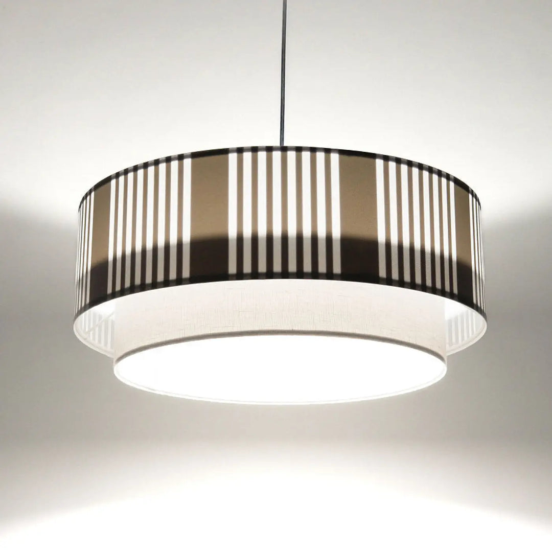 Suspension luminaire grise duo lami line avec abat-jour cylindrique rayé noir et beige encadré d’un anneau blanc intérieur