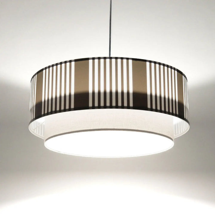 Suspension luminaire grise duo lami line avec abat-jour cylindrique rayé noir et beige encadré d’un anneau blanc intérieur