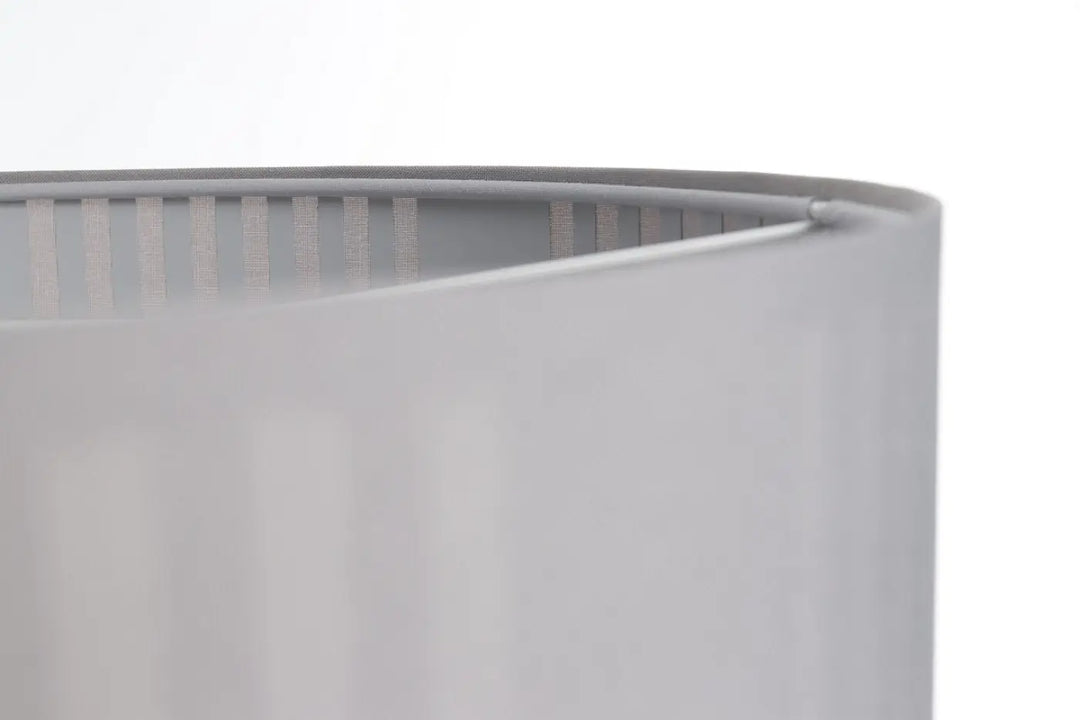 Suspension luminaire grise duo lami line avec abat-jour cylindrique à lamelles verticales et bord lisse incurvé
