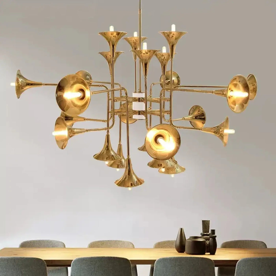 Suspension luminaire haut de gamme en trompettes dorées

