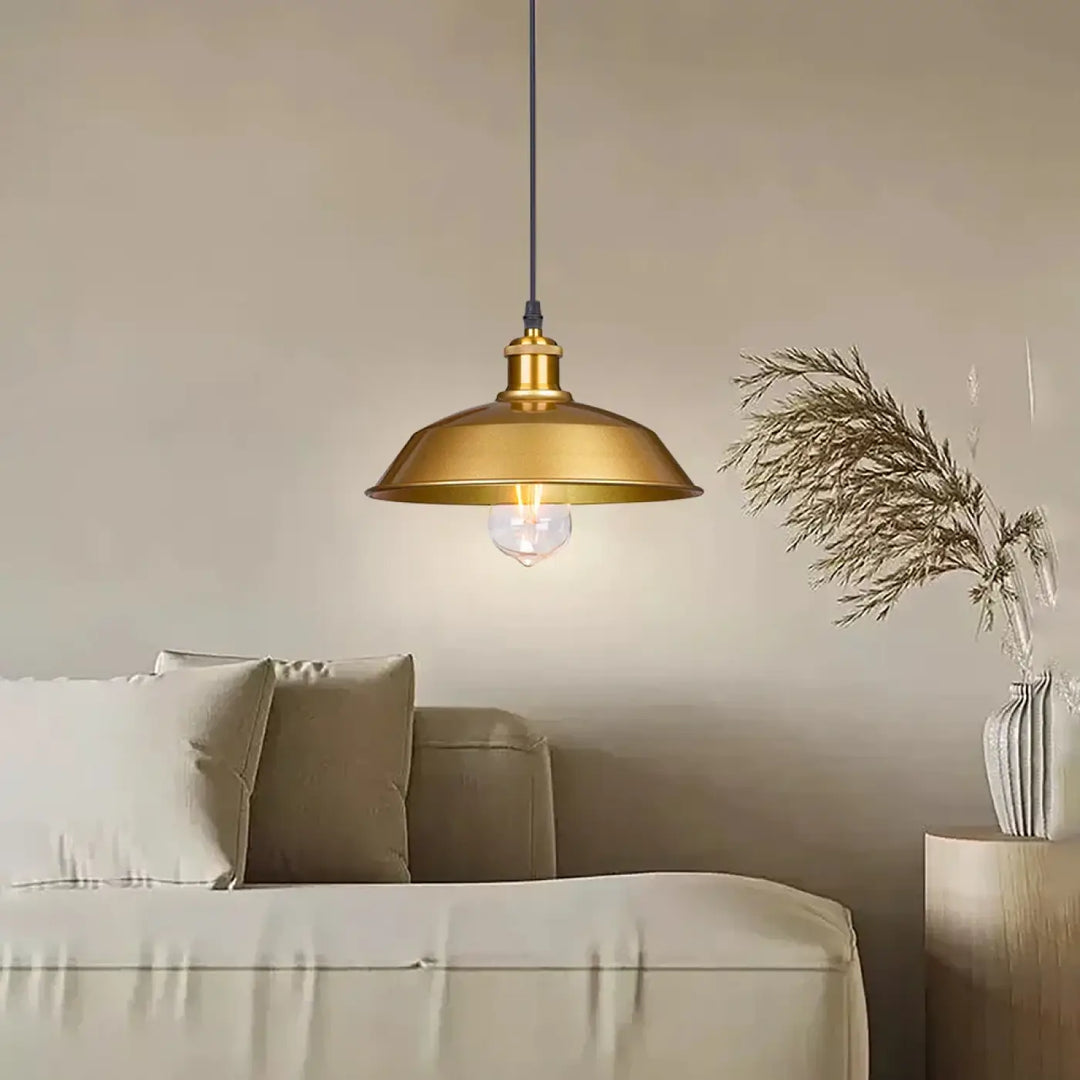 Suspension luminaire industrielle dorée en laiton avec abat-jour classic et ampoule visible suspendue par câble noir